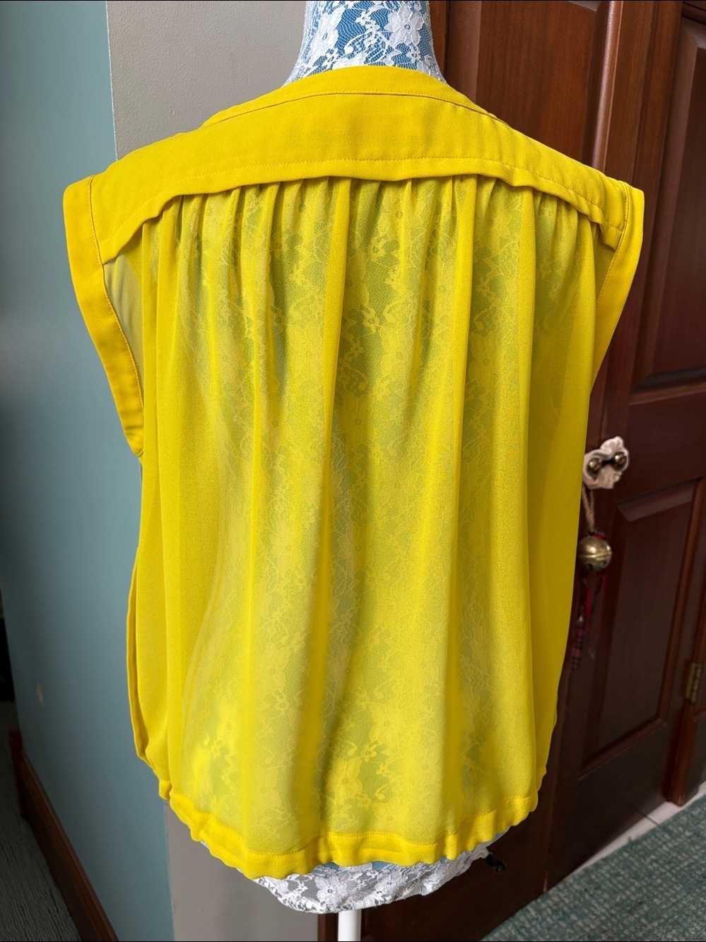 See by Chloé Top mostly sheer bright mustard yellow
Cropped/drawstring hem - Picture 8 of 12